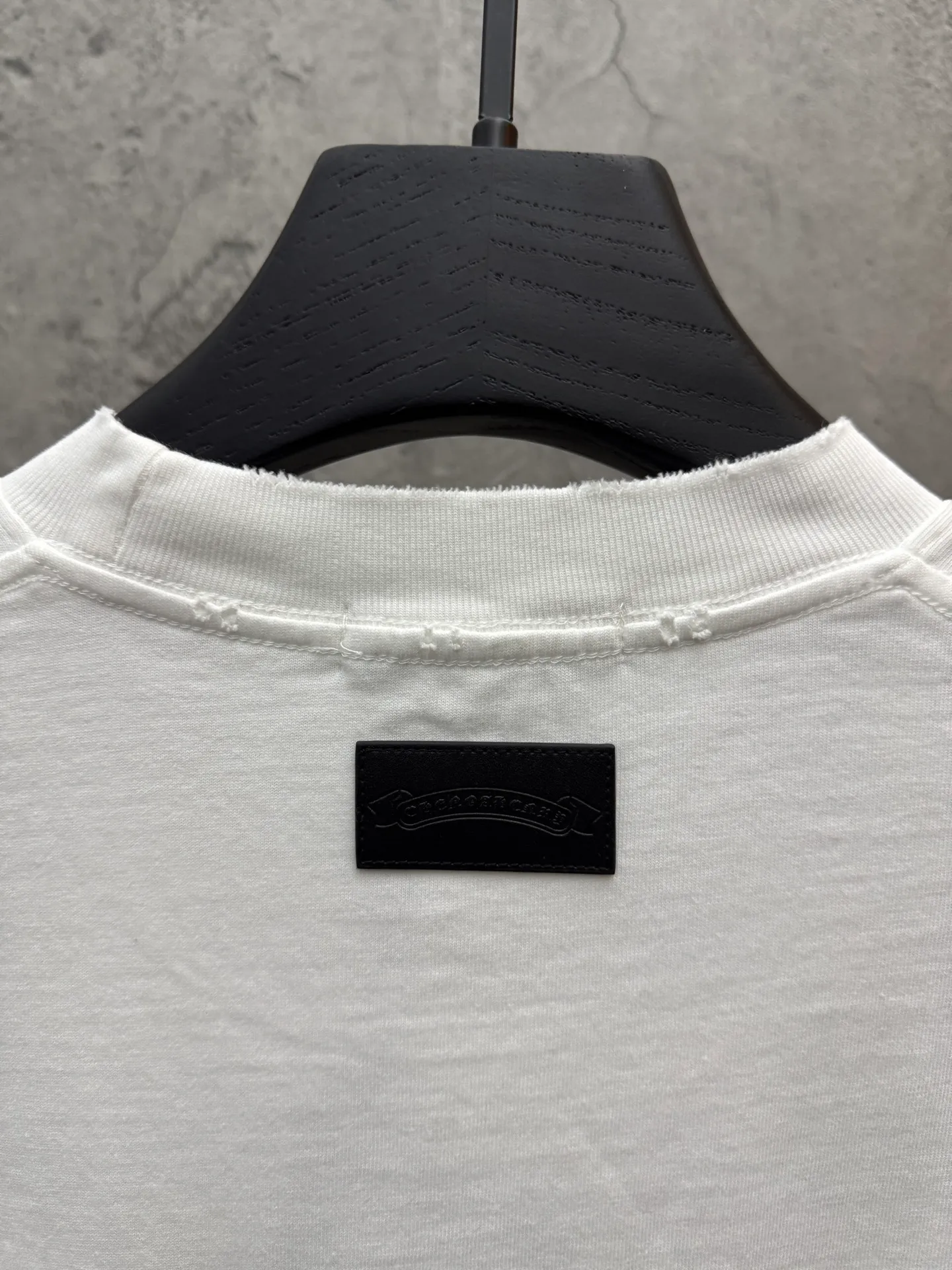 P240 top version, real shot without P, ​​different from market currency) 𝗖𝗵𝗿𝗼𝗺𝗲 𝗛𝗲𝗮𝗿𝘁𝘀/Cro Heart 2026 Spring New Original Single Counter American Color Thread Embroidery Couple Short Sleeves 👑The highest version! Customized fabric 320 grams, best-selling model at the counter, very comfortable to wear. Accessories: original molded and authenticated collar label ➕ 100% silk wash water label. Genuine purchase-grade original hangtag➕matching hanging rope➕3D hanging beads➕original packaging bag. Craftsmanship: The original version has consistent wiring! The highest version of the armhole matching technique! Color: White Black Size: S M L XL Style No.: 5211